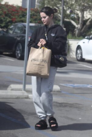 Selena Gomez - Seen while shopping at Pavilions in Malibu