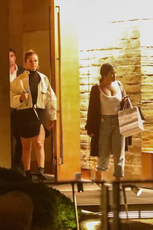 Selena Gomez - Spotted out at dinner at Nobu in Malibu