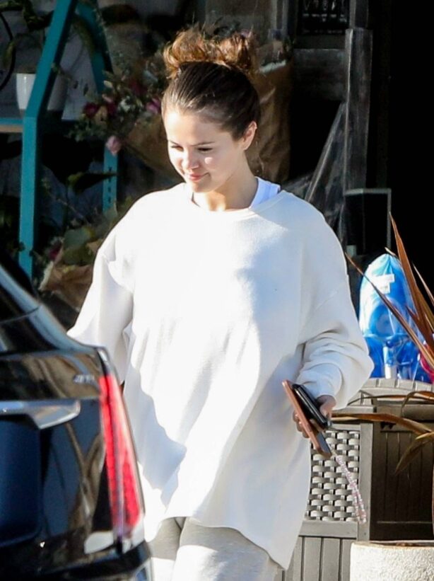 Selena Gomez - Spotted while out to buy Duraflame and firewood in Malibu