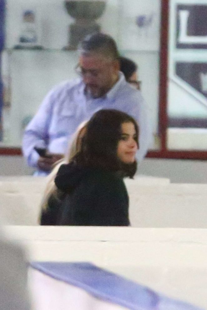 Selena Gomez - Watches Justin Bieber play Hokey in LA