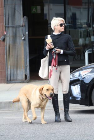 Selma Blair - Grabbing a coffee with her dog in Los Angeles