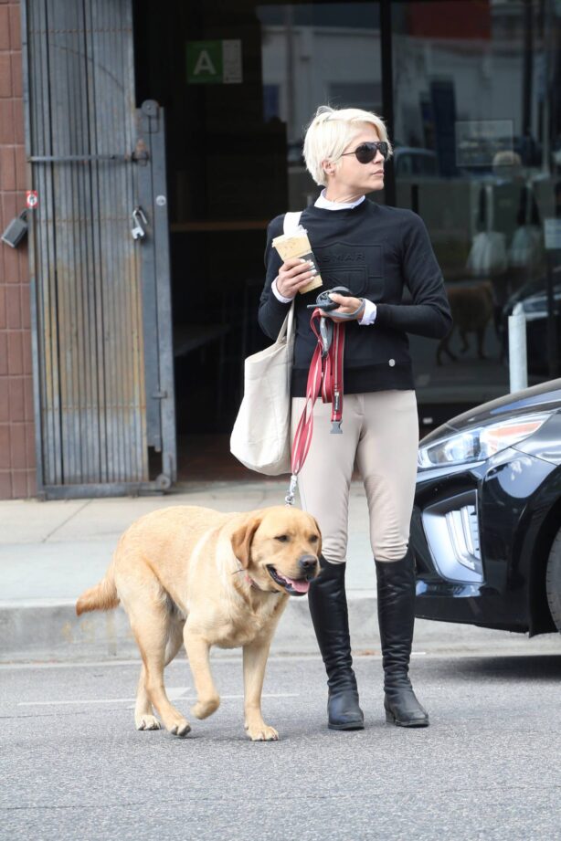 Selma Blair - Grabbing a coffee with her dog in Los Angeles