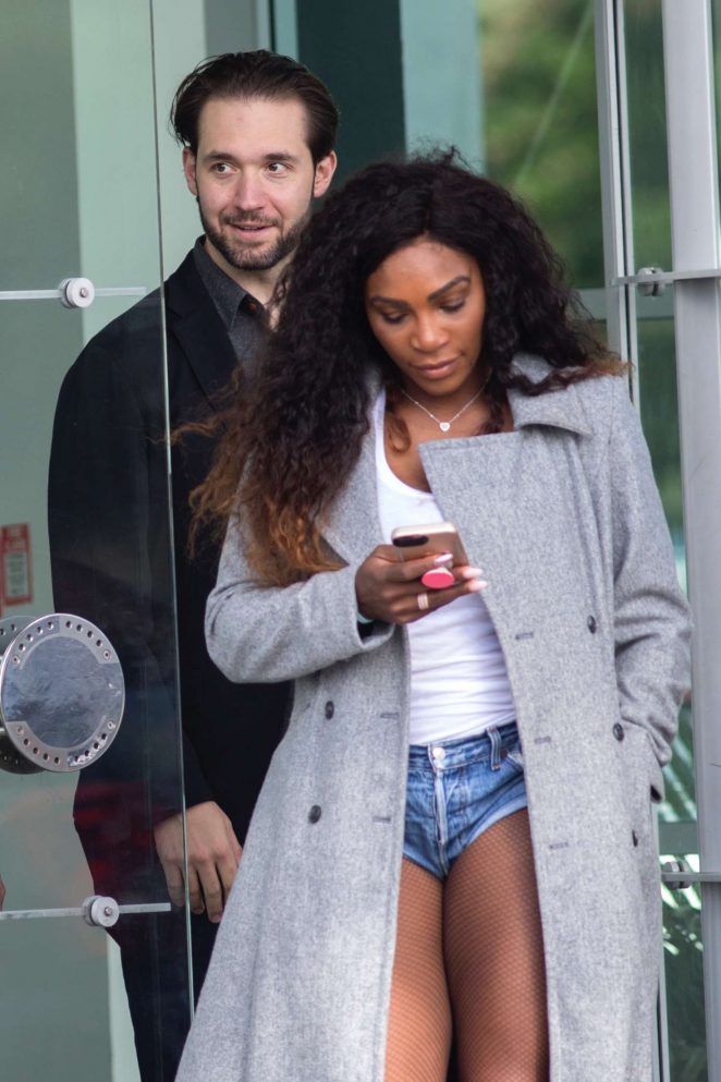 Serena Williams in Jeans Shorts boarding a helicopter in Auckland