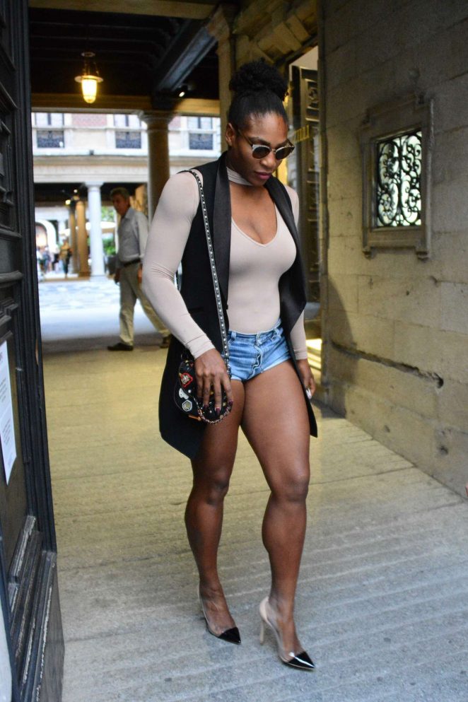Serena Williams in Jeans Shorts Heads to lunch in Milan