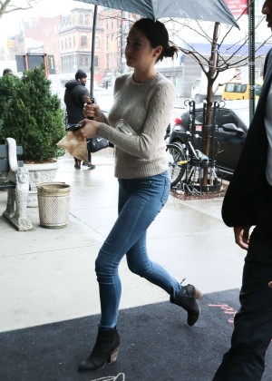 Shailene Woodley in Jeans Arriving at her hotel in New York