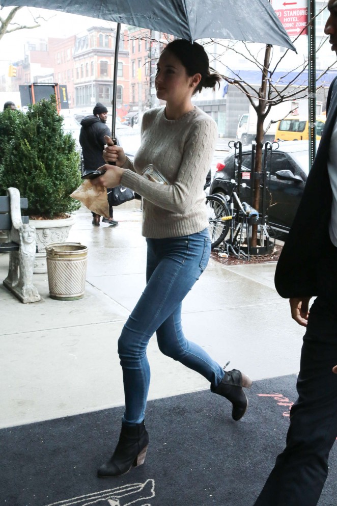 Shailene Woodley in Jeans Arriving at her hotel in New York
