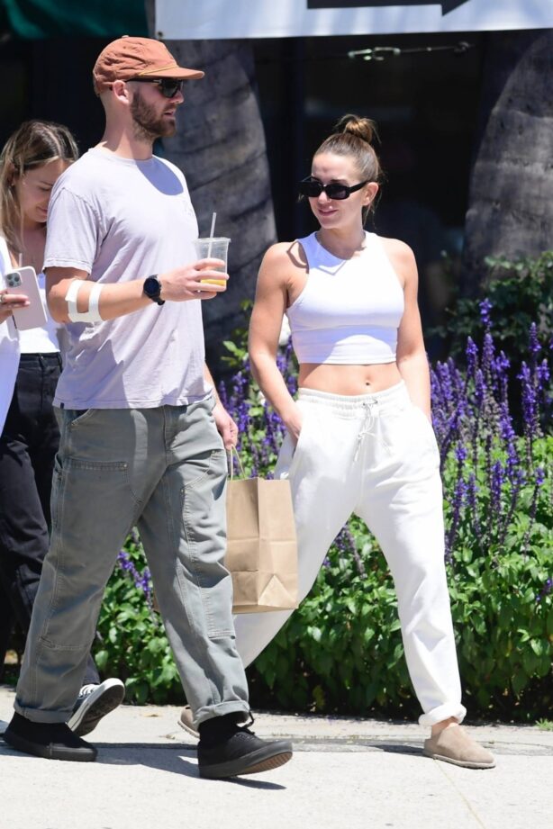 Shailene Woodley - Steps out for lunch with friends in Los Angeles