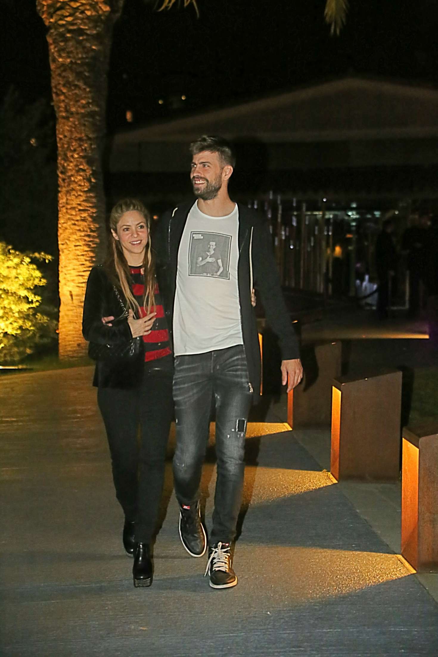 Shakira 2018 : Shakira and Gerard Pique our to dinner in Barcelona -04