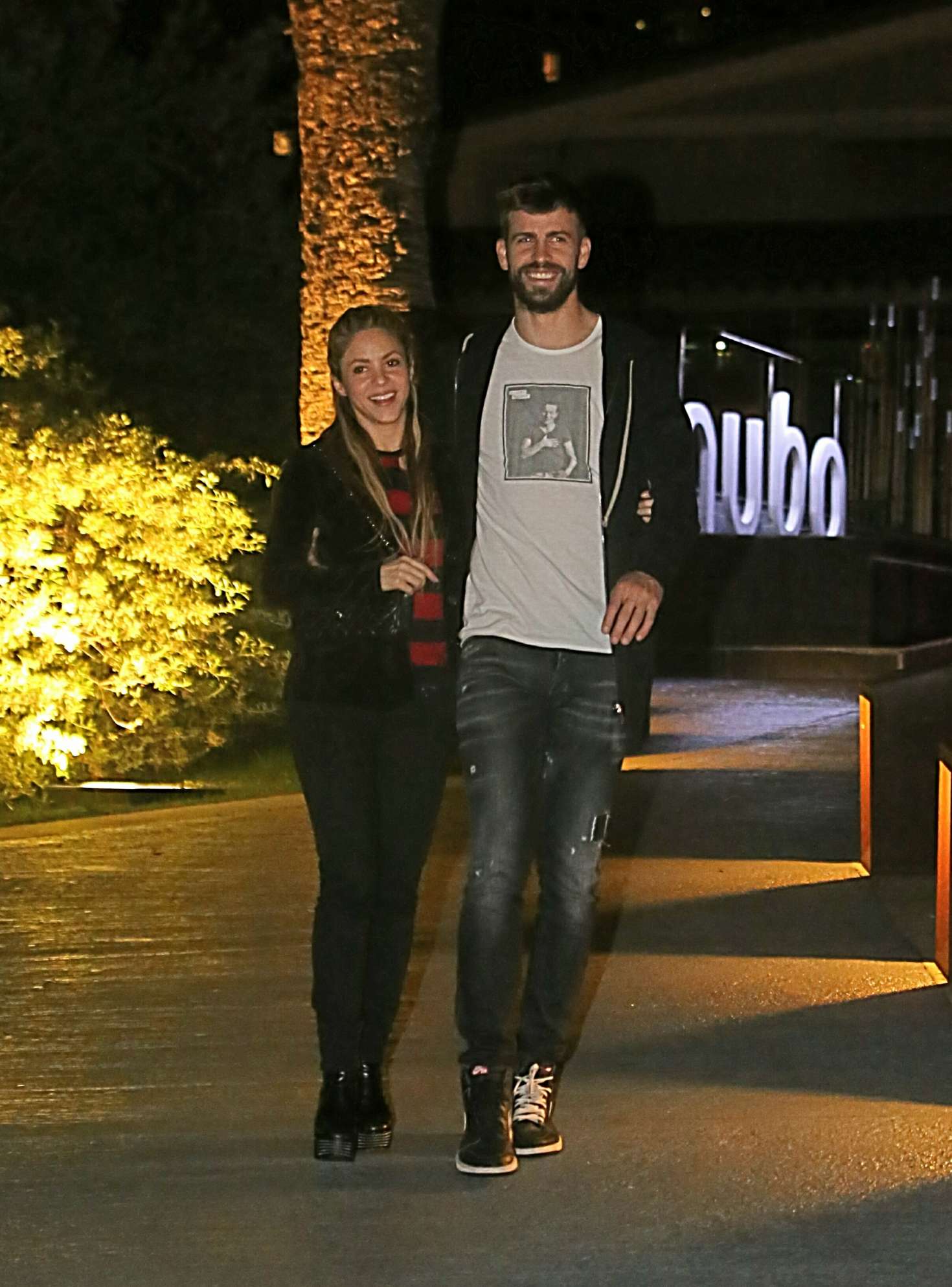 Shakira 2018 : Shakira and Gerard Pique our to dinner in Barcelona -08