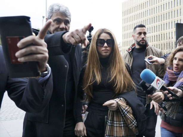 Shakira - Arrives to the Court of First Instance and Family number 18 of Barcelona city