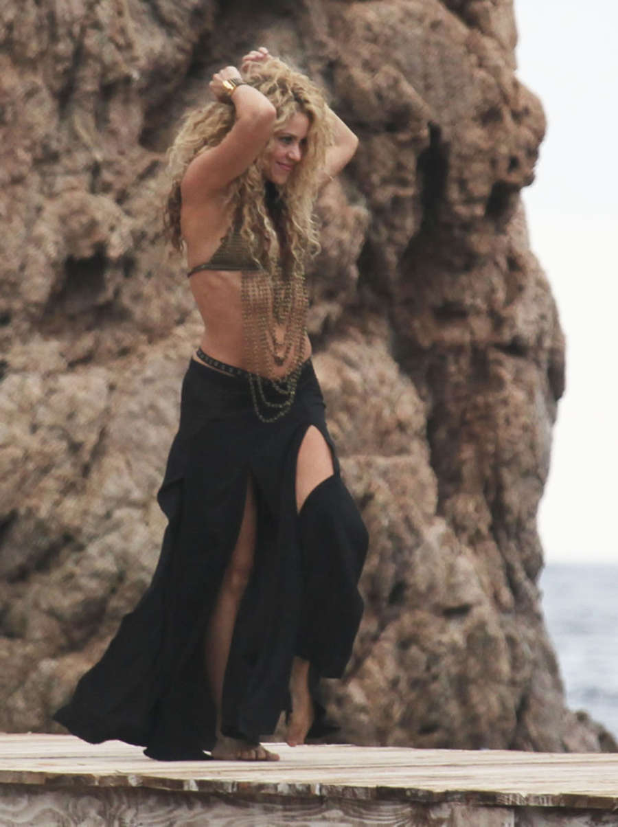 Shakira 2015 : Shakira: Filming a commercial on the beach -06