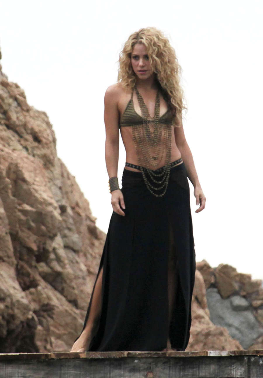 Shakira 2015 : Shakira: Filming a commercial on the beach -07