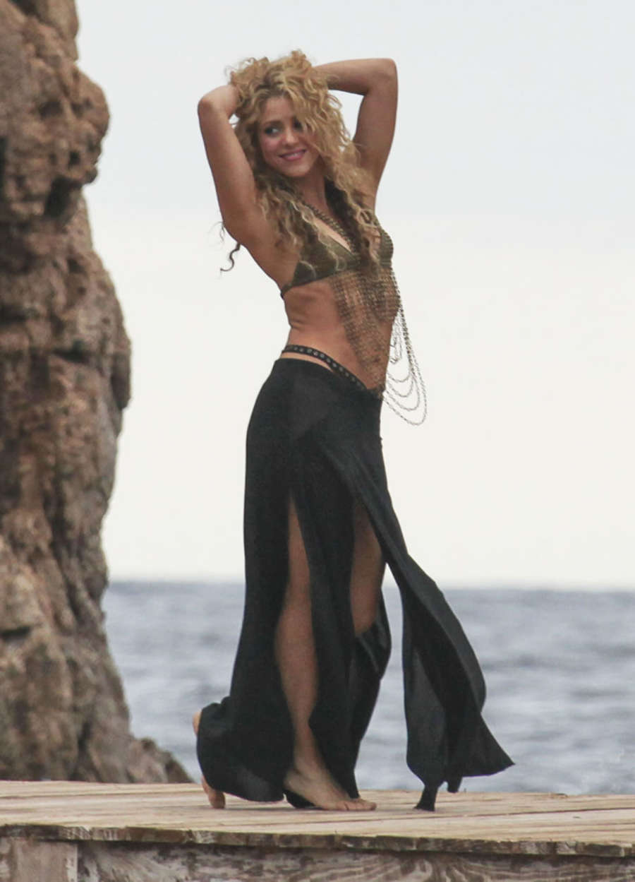 Shakira 2015 : Shakira: Filming a commercial on the beach -09