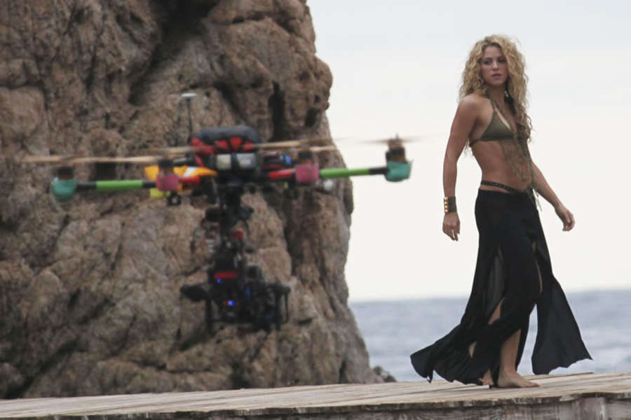 Shakira 2015 : Shakira: Filming a commercial on the beach -10