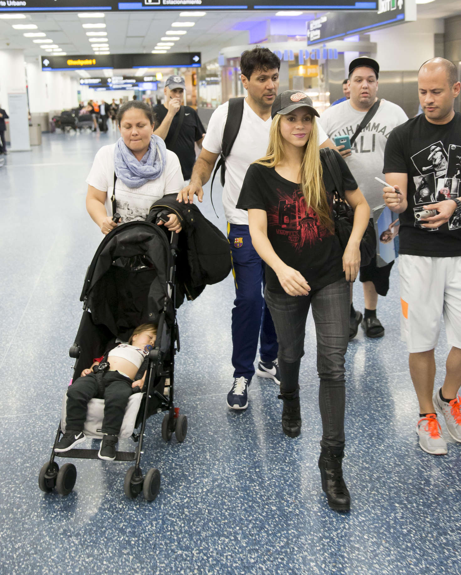 Index of /wp-content/uploads/photos/shakira-in/jeans-at-airport-in-miami