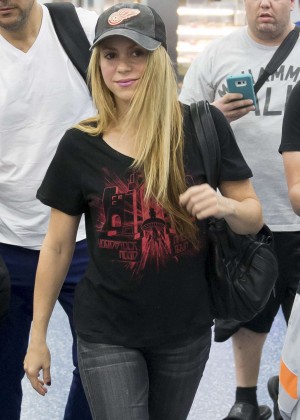 Shakira in Jeans at Airport in Miami