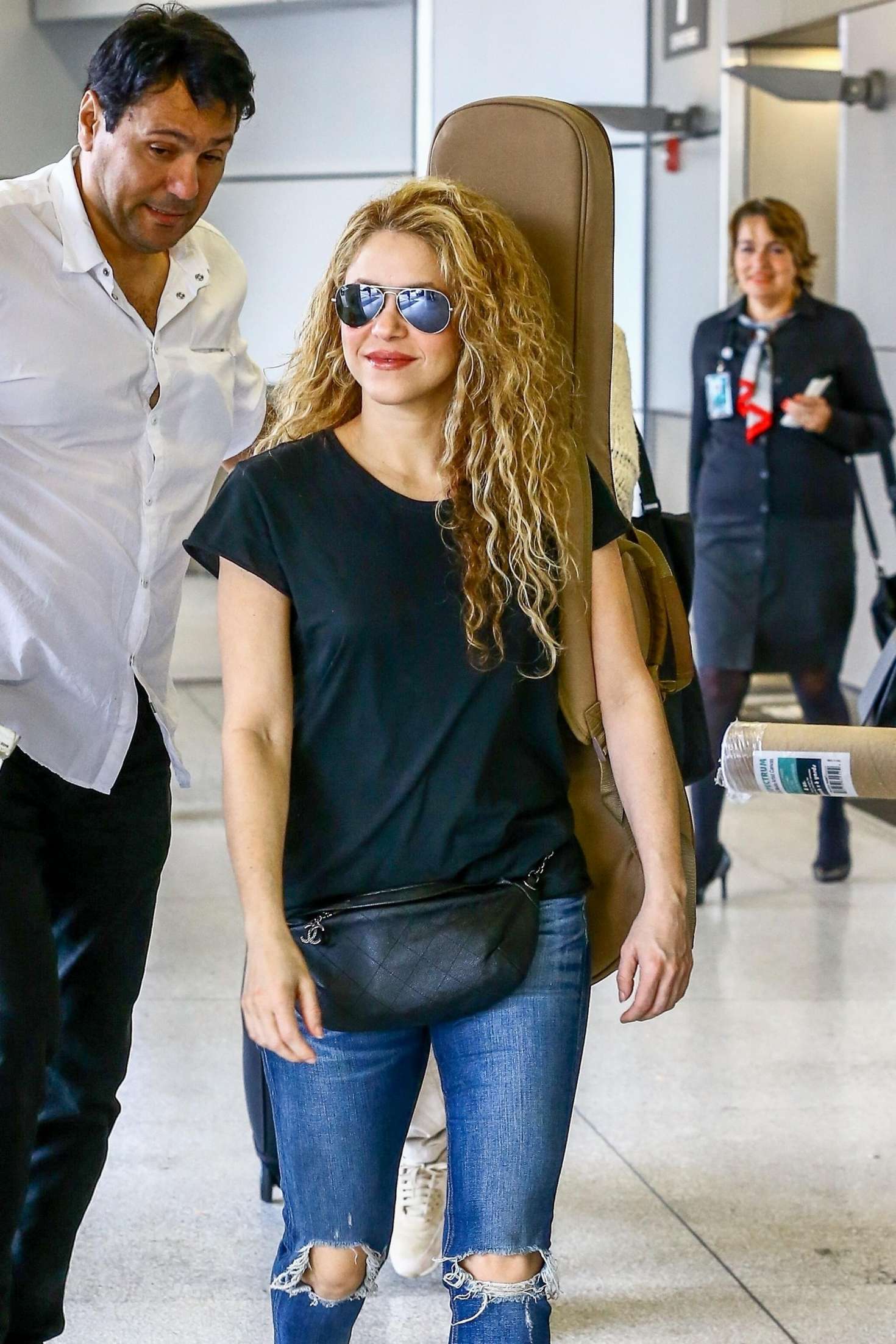 Shakira in Ripped Jeans at Airport in Miami -02 | GotCeleb