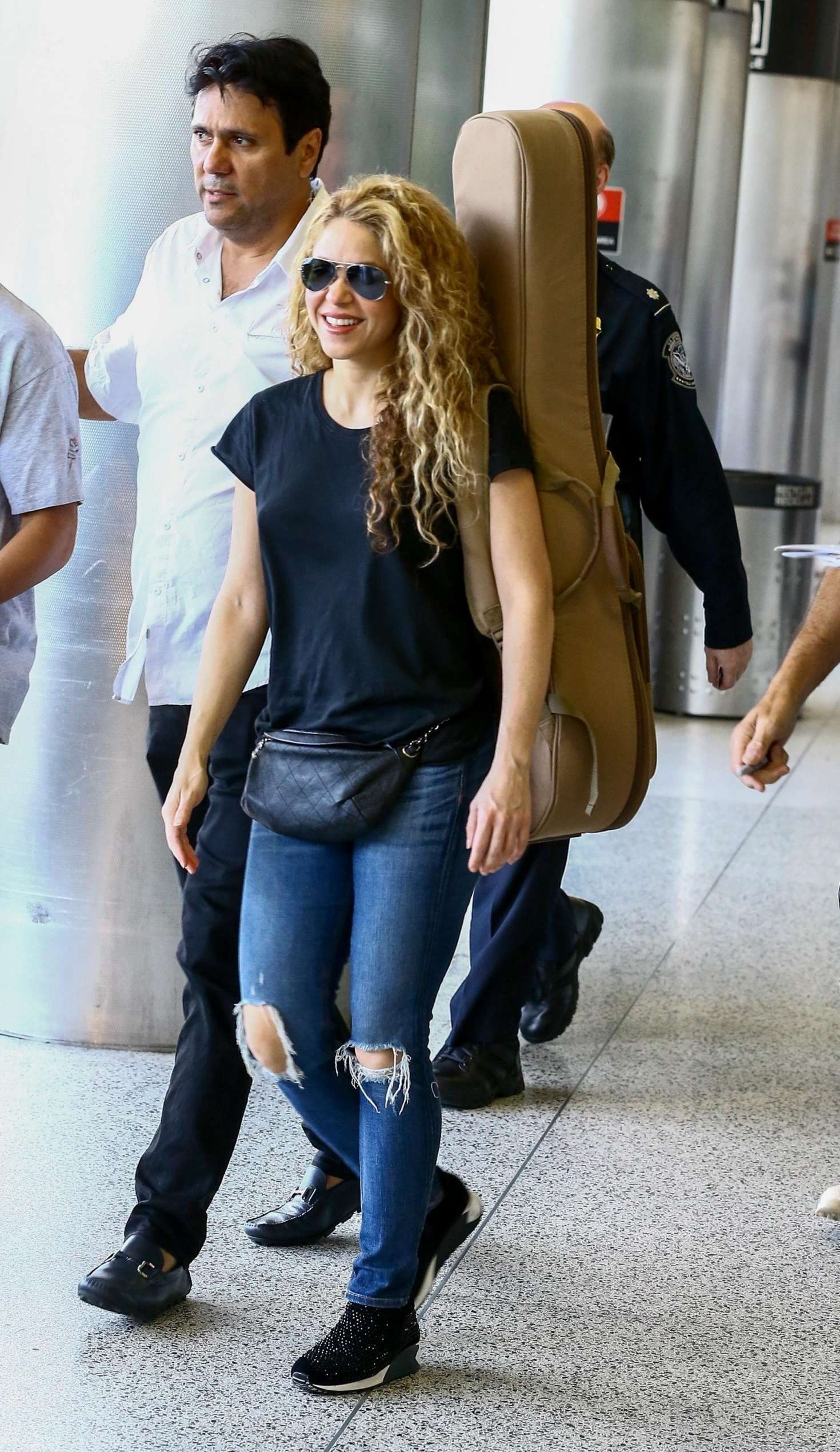 Shakira in Ripped Jeans at Airport in Miami -08 | GotCeleb