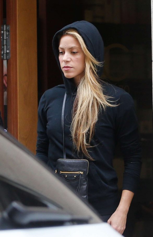 Shakira - Leaving a beauty salon in Barcelona