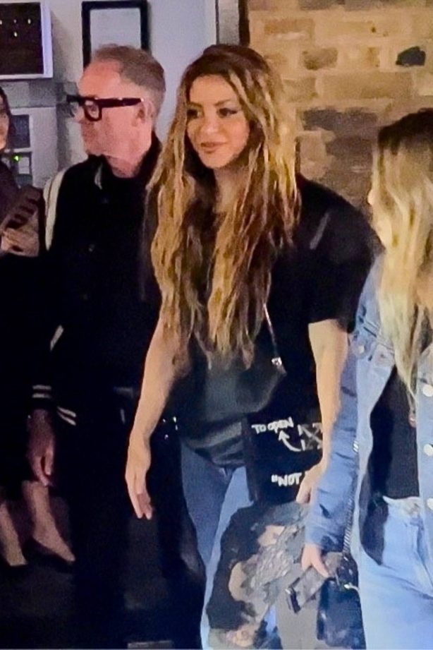 Shakira - Seen with fireinds at Chiltern Firehouse in London