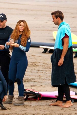 Shakira - Surfing with a surf coach in Cantabria