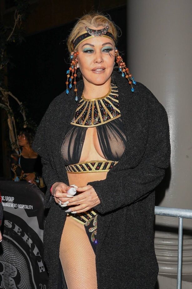 Shanna Moakler - Slips into a Cleopatra look in Los Angeles