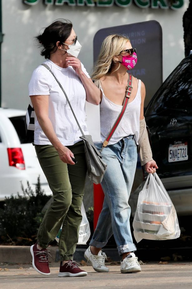 Shannen Doherty and Sarah Michelle Gellar - Shopping candids at Malibu Country Mart