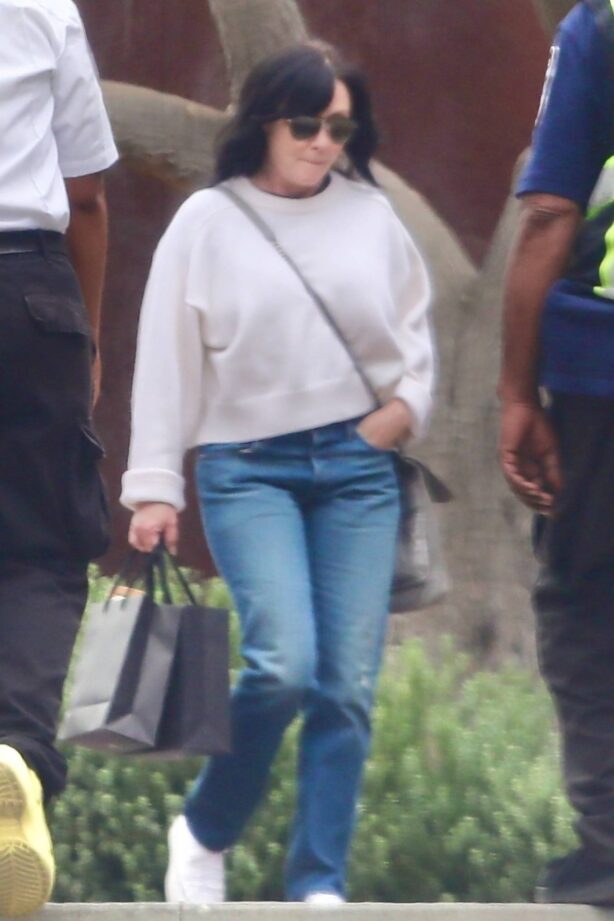 Shannen Doherty - Does some shopping in Malibu