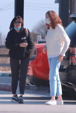Shannen Doherty - Goes shopping with her mom Rosa in Malibu