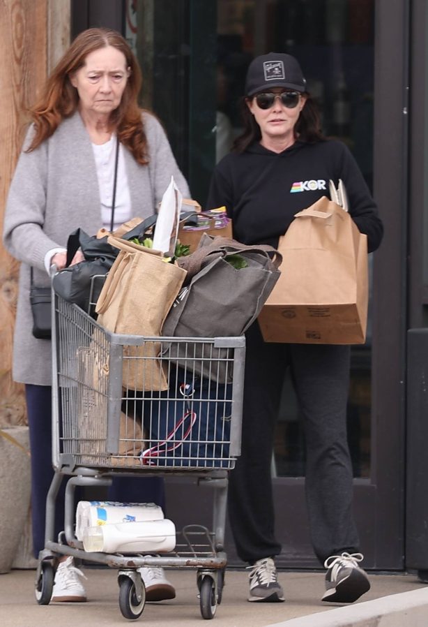 Shannen Doherty - On a grocery run with her mom in Malibu