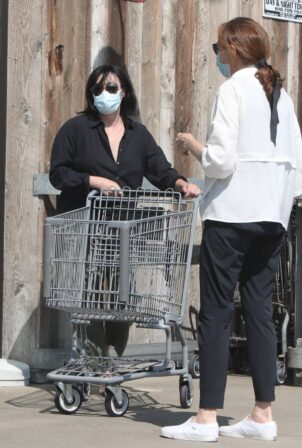 Shannen Doherty - Seen her mother Rosa at Vintage Grocers in Malibu
