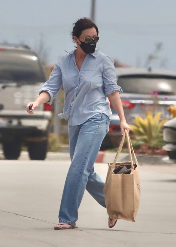 Shannen Doherty - Shopping candids at the Malibu Vintage Grocers in Malibu