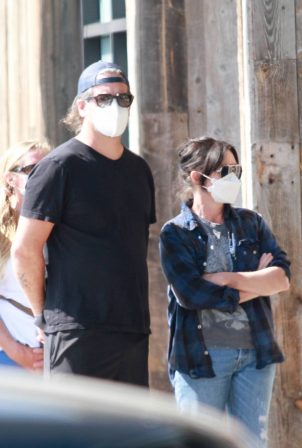 Shannen Doherty - Shopping candids with her husband at market in Malibu