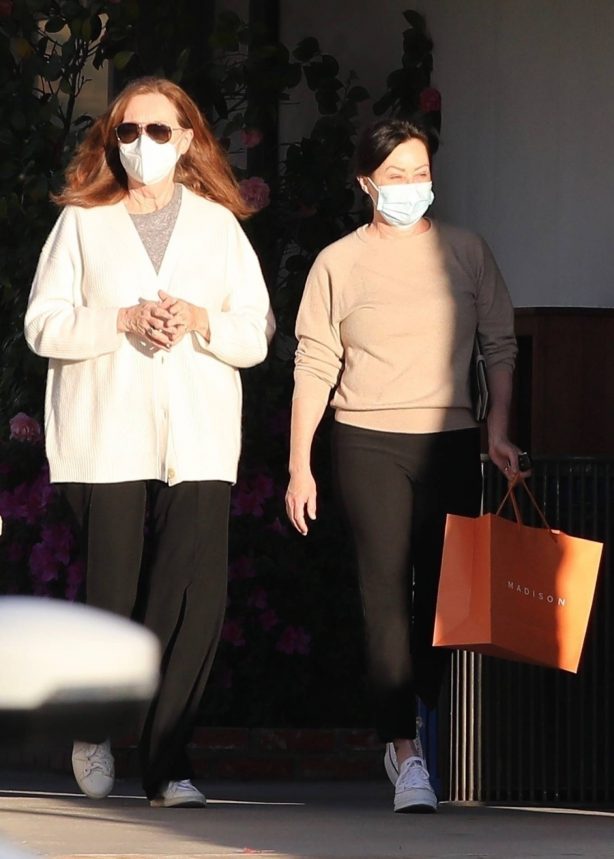 Shannen Doherty - With her mother Rosa Elizabeth shopping in Malibu