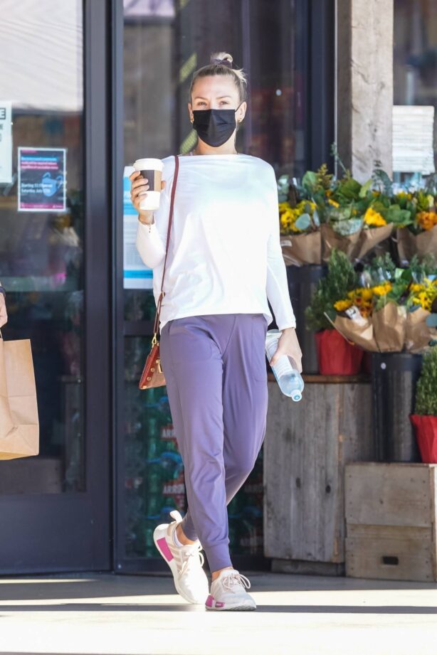 Sharna Burgess - Hits up the grocery store before Thanksgiving in Malibu