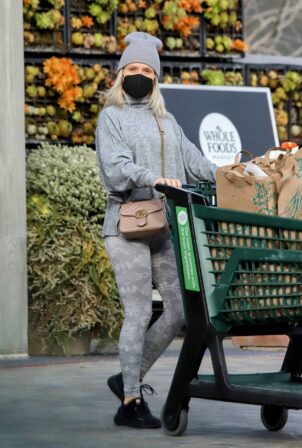 Sharna Burgess - Seen getting cart full of groceries in Malibu