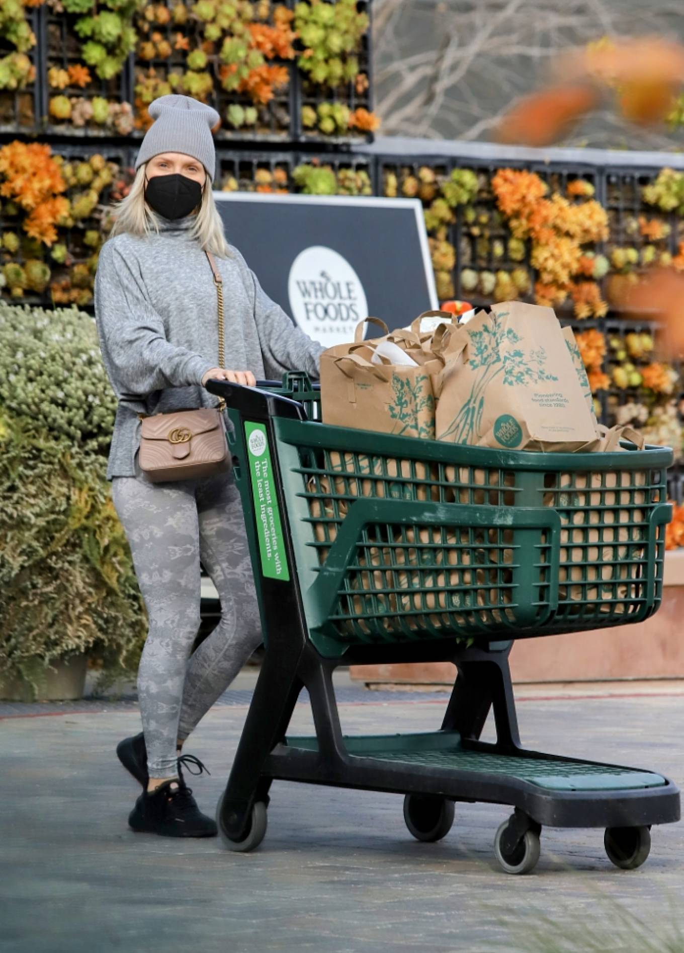 Sharna Burgess 2022 : Sharna Burgess – Seen getting cart full of groceries in Malibu-03