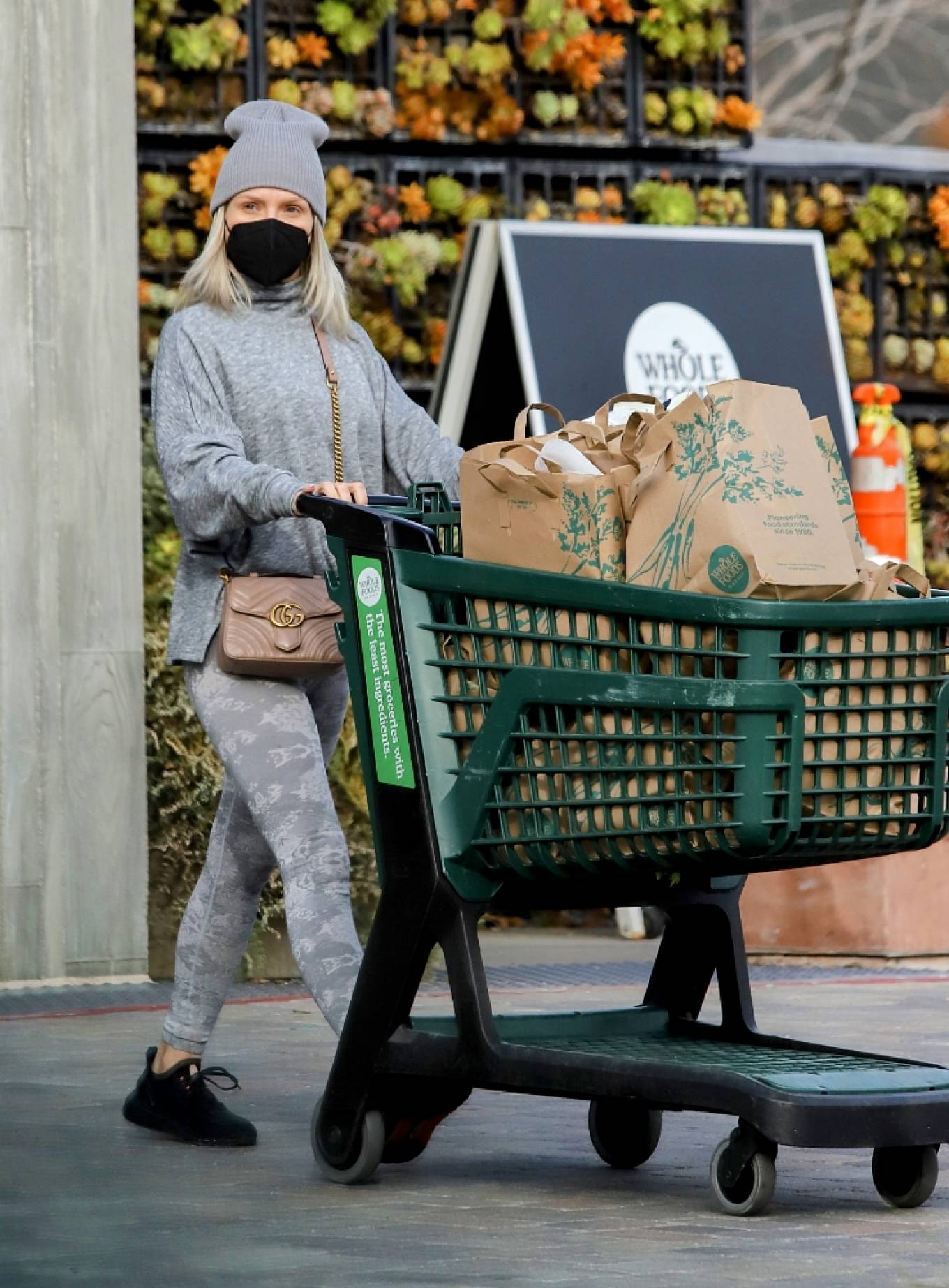 Sharna Burgess 2022 : Sharna Burgess – Seen getting cart full of groceries in Malibu-07