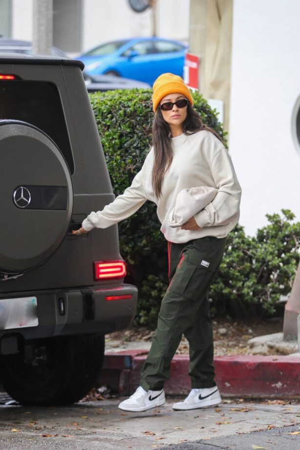 Shay Mitchell - Out for pizza lunch with friends in West Hollywood