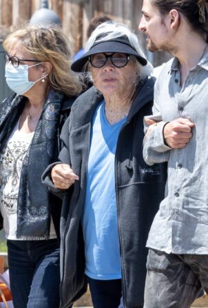 Shirley MacLaine - With family members over lunch at Kristy's Cafe in Malibu