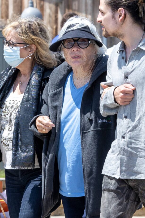 Shirley MacLaine - With family members over lunch at Kristy's Cafe in Malibu