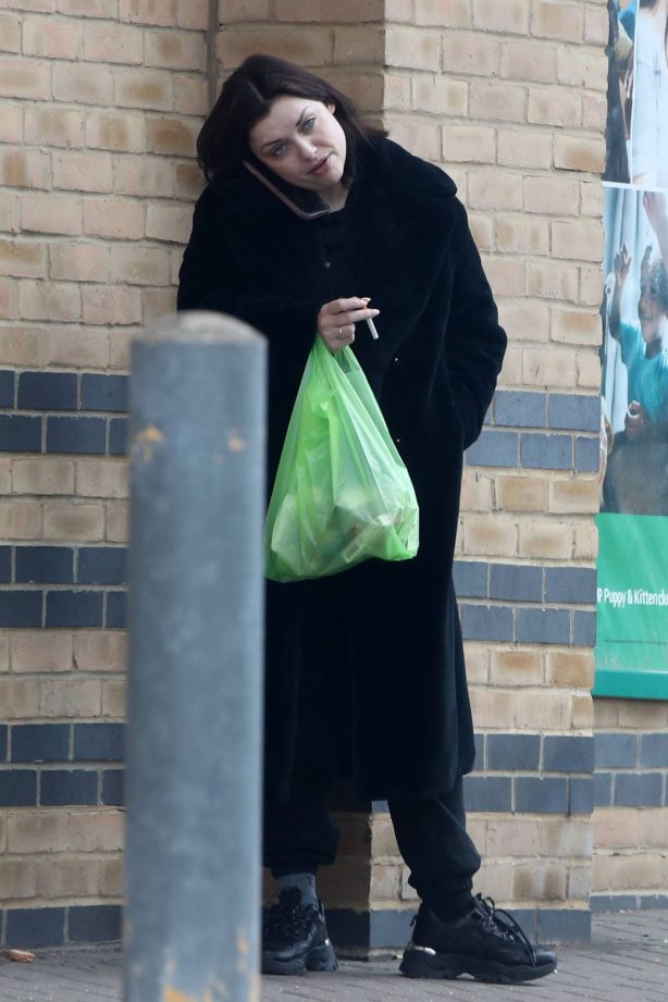 Shona McGarty - Is seen at Pets at Home in Stevenage