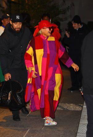 Sia - Dons a colorful dress in New York
