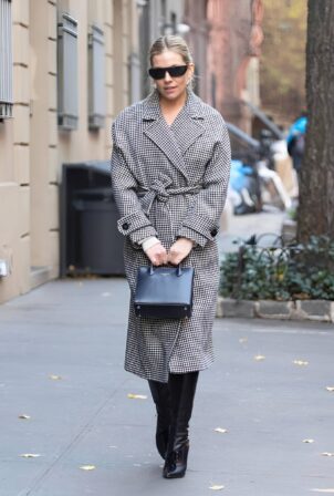 Sienna Miller - Heads out for a stroll in New York