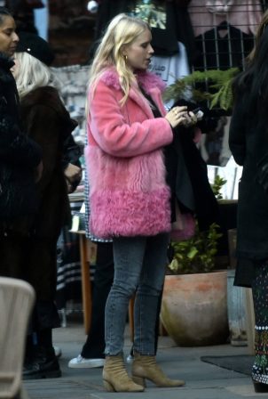 Sienna Miller - Spotted at Fran Cutlers birthday party lunch at Gold Restaurant
