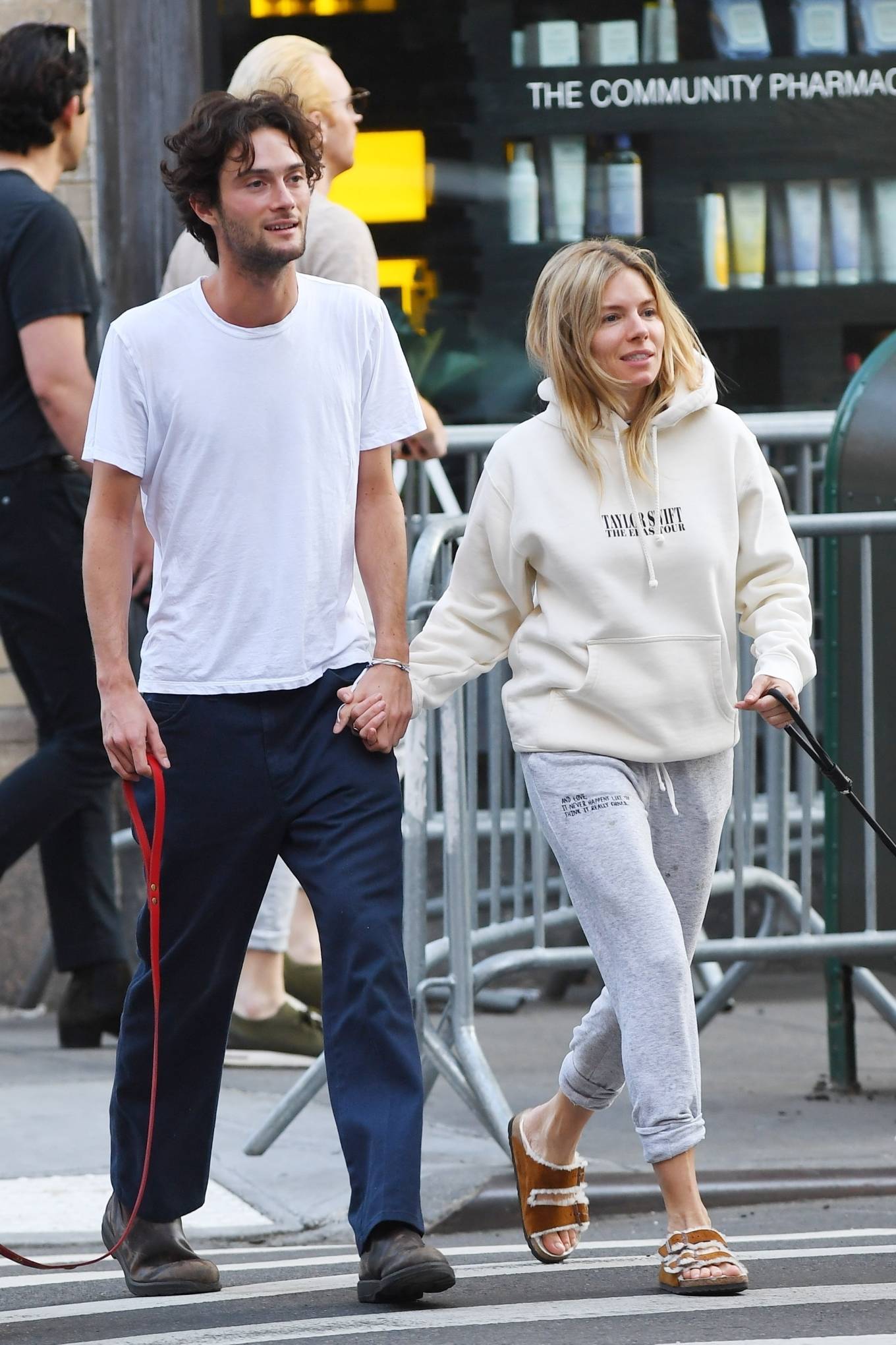 Sienna Miller 2023 : Sienna Miller – With her boyfriend Oli Green stop by Magnolia Bakery in New York-11