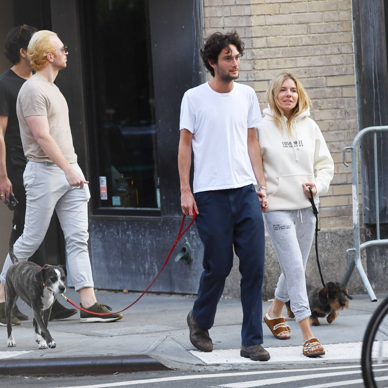 Sienna Miller 2023 : Sienna Miller – With her boyfriend Oli Green stop by Magnolia Bakery in New York-13