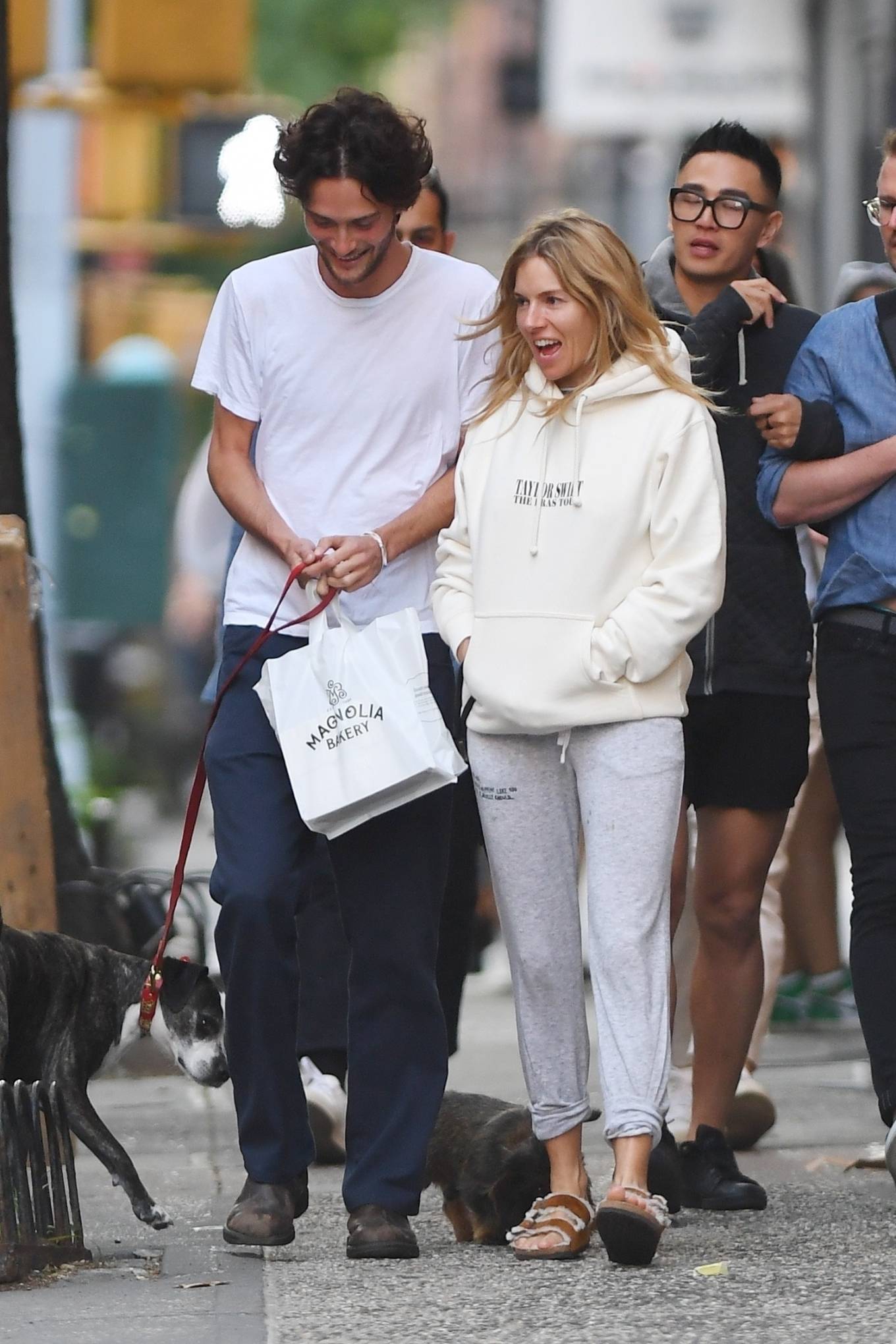 Sienna Miller 2023 : Sienna Miller – With her boyfriend Oli Green stop by Magnolia Bakery in New York-22