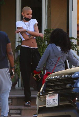 Slick Woods - Displays her midriff while seen out with friends in Los Angeles