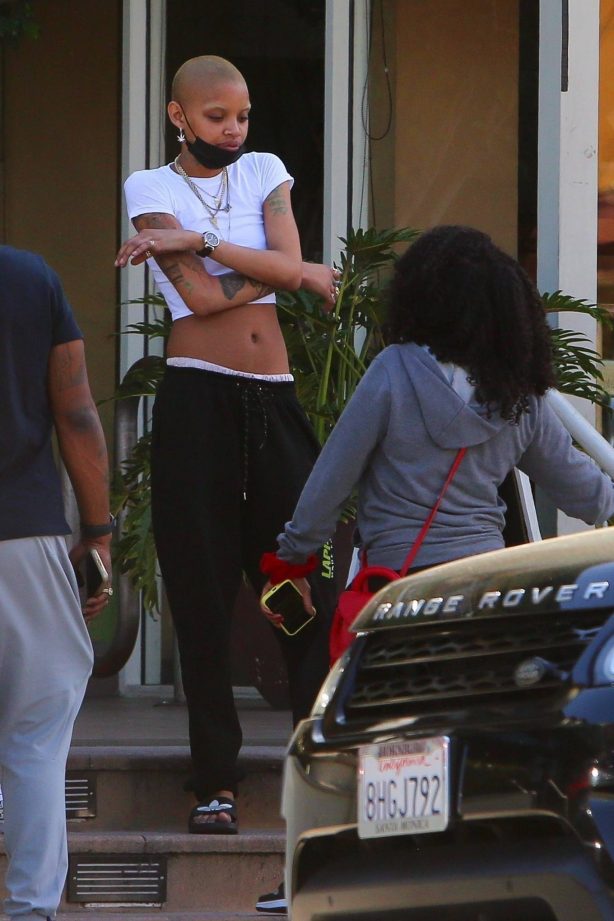 Slick Woods - Displays her midriff while seen out with friends in Los Angeles